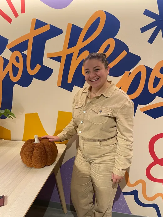 Groupe de copines souriantes pendant un atelier créatif EVJF