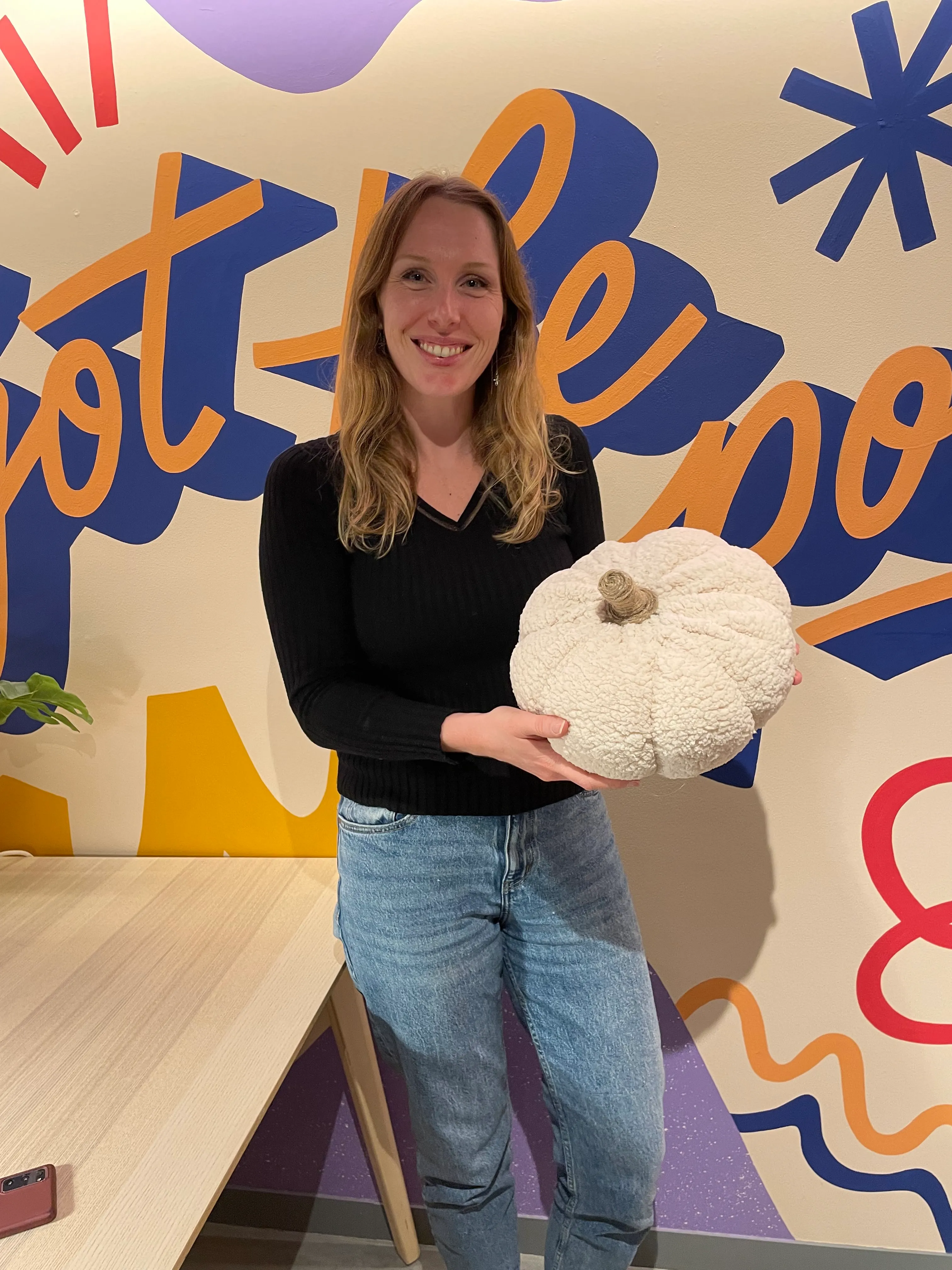 Ambiance chaleureuse et créations colorées sur la table d'atelier