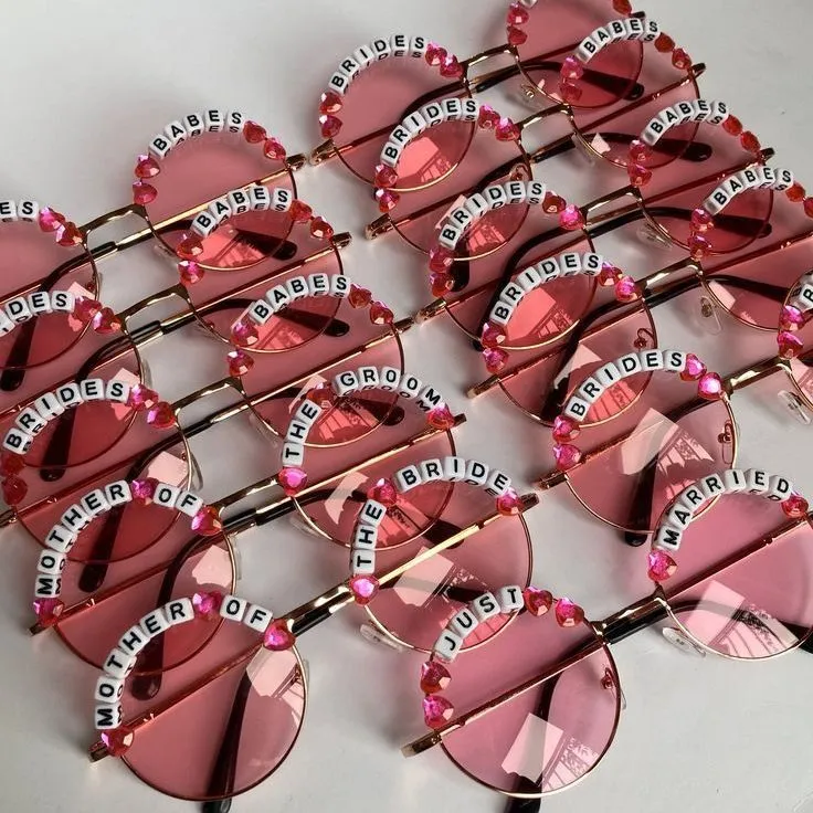Lunettes de soleil roses personnalisées avec des perles et des strass pour un EVJF